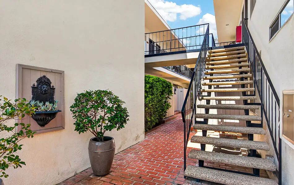 6 1522 centinela avenue 101 west la condo.jpg